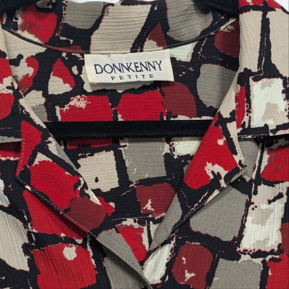4/$80 Donnkenny Petites Red Beige Abstract Shoulder Pads Short Sleeve Button Up - Picture 3 of 7